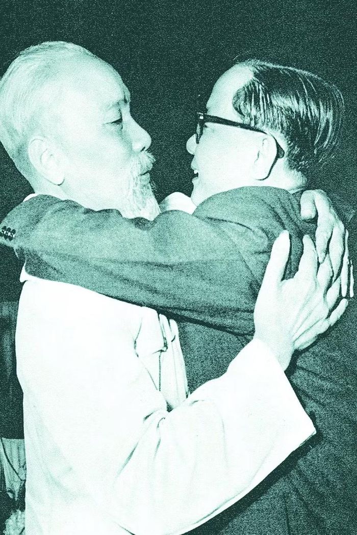  Chủ tịch Hồ Chí Minh ôm hôn đồng chí Nguyễn Văn Hiếu - Trưởng đoàn đại biểu Mặt trận Dân tộc giải phóng miền Nam ra thăm miền Bắc, tháng 10-1962. Ảnh: ĐVCC 