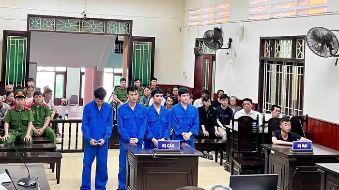 Các bị cáo thừa nhận hành vi vi phạm pháp luật tại phiên tòa sơ thẩm ngày 19 - 8. Ảnh: N.L