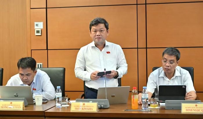  ĐB Trần Kim Kha cho rằng, theo dự thảo, nhiệm vụ quy hoạch và chuẩn bị đầu tư được xếp ở thứ tự ưu tiên khá thấp trong bố trí chi đầu tư công. Ảnh: Đoàn ĐBQH tỉnh Gia Lai 