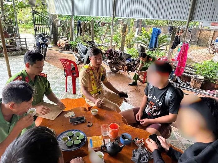  Lực lượng công an yêu cầu các cá nhân liên quan viết cam kết. Ảnh: Minh Tuấn 