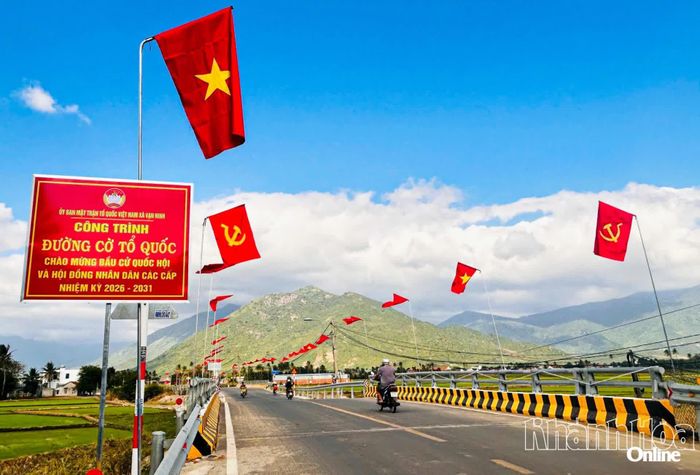 Nhiều tuyến đường ở xã Vạn Ninh được đầu tư xây mới, trang hoàng cờ Tổ quốc rực rỡ.
