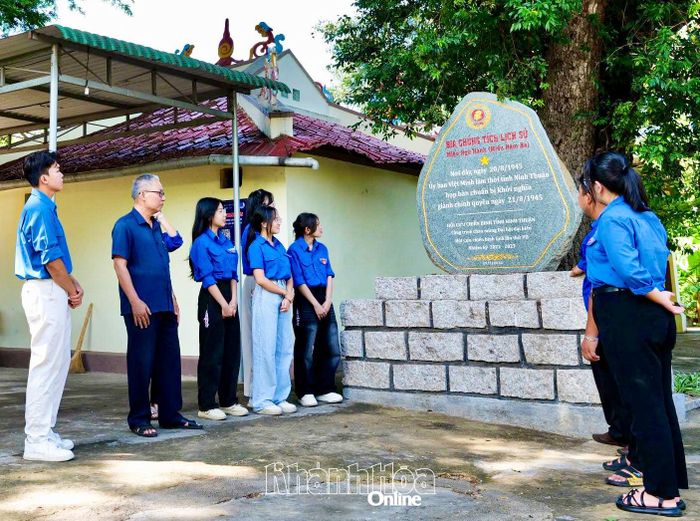 Đoàn viên, thanh niên tìm hiểu Bia chứng tích lịch sử tại miếu Ngũ Hành (miếu Năm Bà).