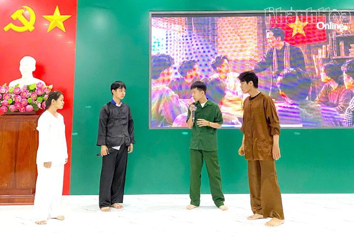 Một tiết mục văn nghệ về chủ đề "Theo dấu chân những người anh hùng trẻ tuổi Việt Nam" do đoàn viên phường Ninh Chử biểu diễn.