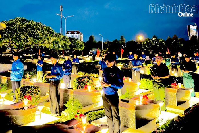 Đoàn viên, thanh niên phường Ninh Chử thắp nến tri ân tại Nghĩa trang liệt sĩ Ninh Thuận.