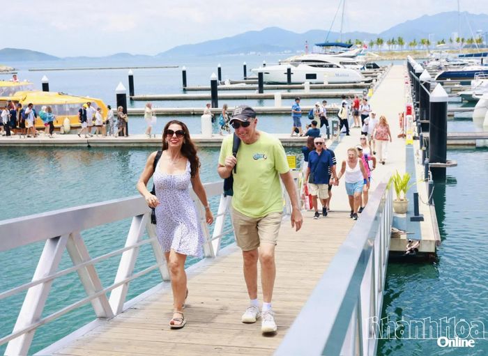 Khách du lịch tàu biển tham quan Nha Trang.