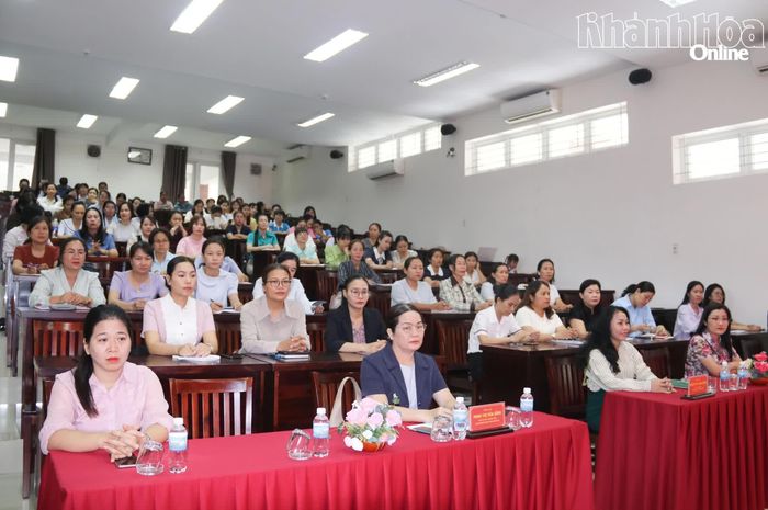 Các đại biểu và học viên tham dự lễ khai giảng.