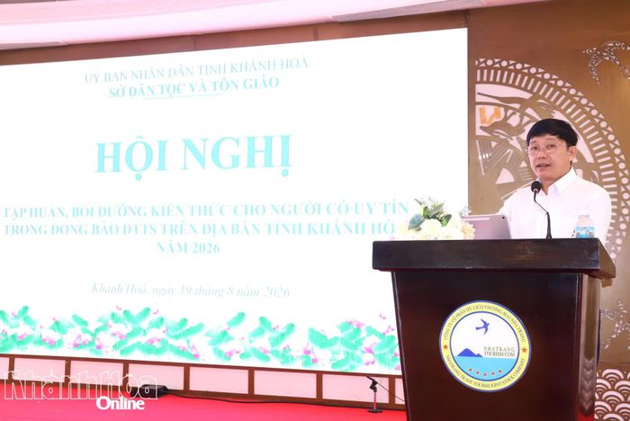 Ông Bạch Văn Dương - Phó Giám đốc Sở Dân tộc và Tôn giáo trình bày chuyên đề về các chương trình, chính sách dân tộc.
