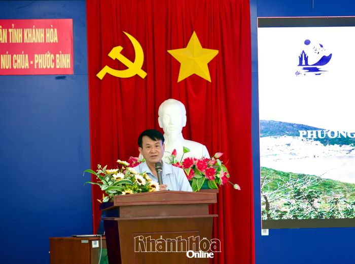 Ông Trần Văn Tiếp - Giám đốc Ban Quản lý Vườn quốc gia Núi Chúa - Phước Bình, Phó Trưởng ban Thường trực Ban Chỉ đạo Khu dự trữ sinh quyển thế giới Núi Chúa báo cáo tại hội nghị.
