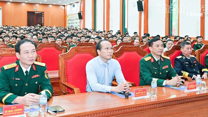 Đại tá Vũ Ngọc Khương và đồng chí Nguyễn Khắc Hà dự lễ tốt nghiệp.