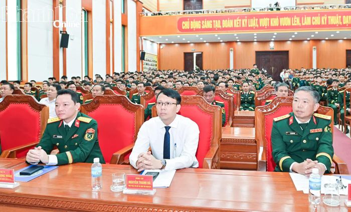 Đồng chí Nguyễn Thanh Hà và các đại biểu dự lễ tốt nghiệp.