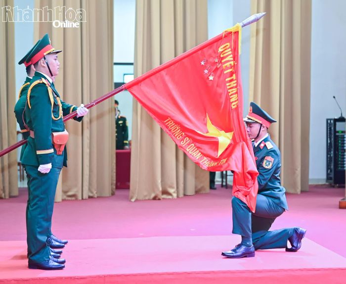 Đại diện học viên tốt nghiệp tuyên thệ dưới Quân kỳ Quyết thắng.