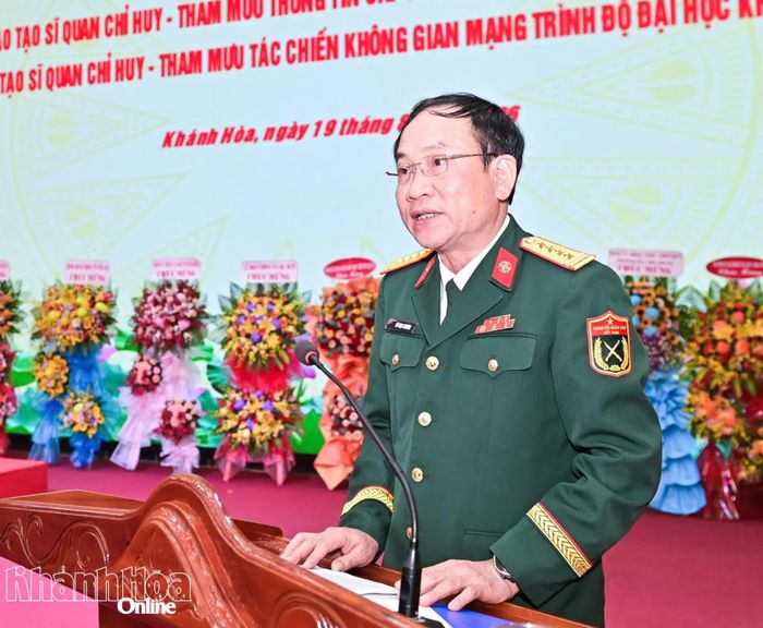 Đại tá Vũ Ngọc Khương phát biểu tại lễ tốt nghiệp.