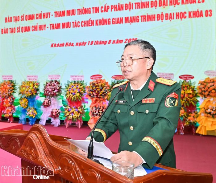 Đại tá, PGS.TS Lê Xuân Hùng - Hiệu trưởng Trường Sĩ quan Thông tin báo cáo tốt nghiệp các khóa.