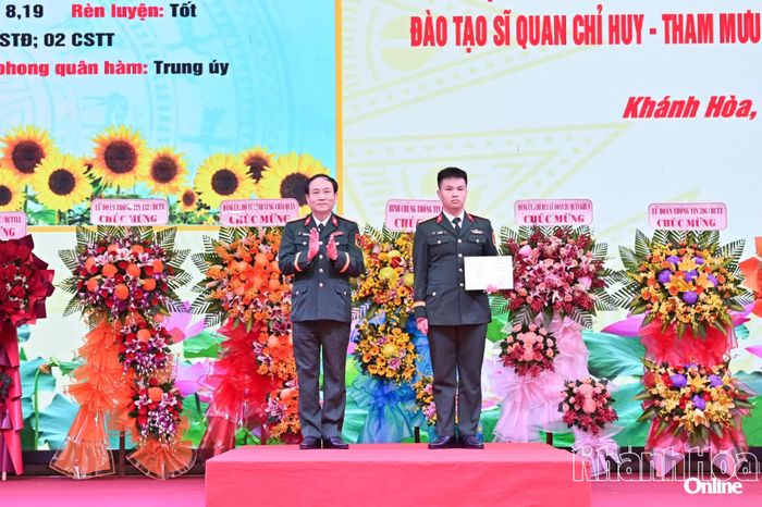 Đại tá Vũ Ngọc Khương gắn quân hàm, trao bằng tốt nghiệp cho học viên tốt nghiệp thủ khoa các chuyên ngành.
