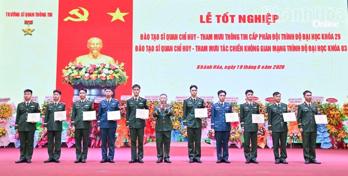 Hiệu trưởng nhà trường trao chứng nhận tốt nghiệp loại giỏi toàn khóa cho các học viên.