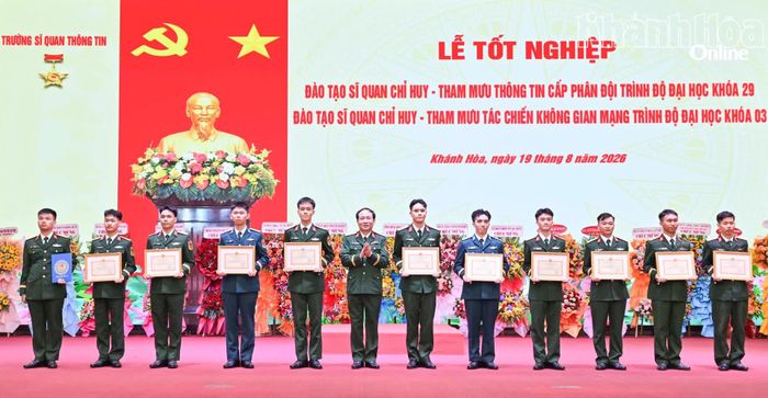 Phó Tư lệnh Binh chủng Thông tin liên lạc trao giấy khen cho các học viên đạt thành tích cao trong tham gia các hội thi toàn quân, toàn quốc.