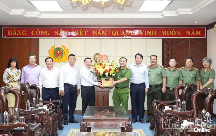 Phó Bí thư Thường trực Tỉnh ủy Hồ Xuân Trường tặng hoa chúc mừng Công an tỉnh.