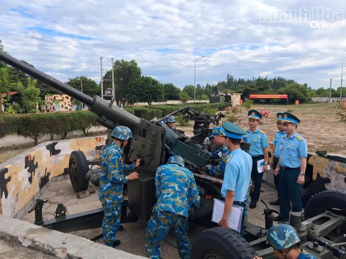 Thí sinh thực hành sửa chữa, khắc phục hỏng hóc pháo phòng không 57mm.