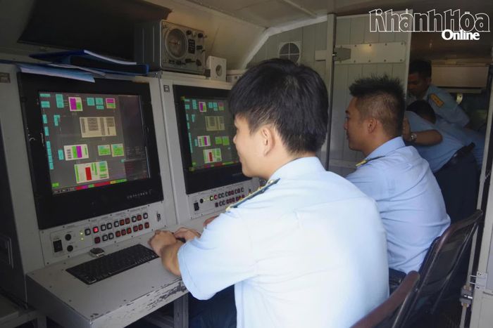 Thí sinh thực hiện nội dung khoanh vùng và sửa chữa, khắc phục hỏng hóc trên đài ra đa.