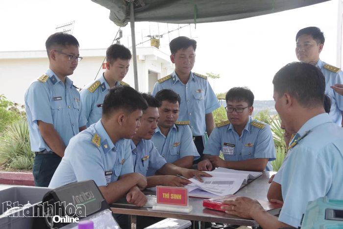 Thí sinh thảo luận, tìm phương án sửa chữa hỏng hóc trên khí tài ra đa.