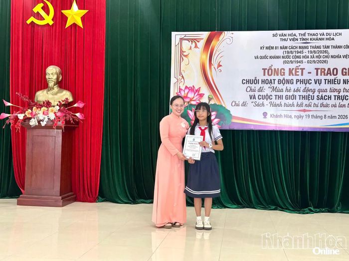 Bà Châu Thị Thanh Hà - Bí thư Đảng ủy, Chủ tịch HĐND phường Phan Rang trao giải nhất Cuộc thi Giới thiệu sách trực tuyến năm 2026.