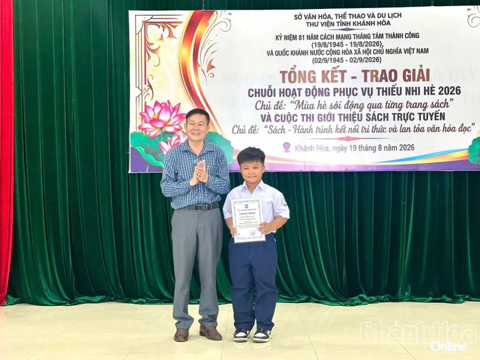 Ông Đinh Xuân Hương - Giám đốc Thư viện tỉnh Khánh Hòa trao giải “Video giới thiệu sách được yêu thích nhất”.