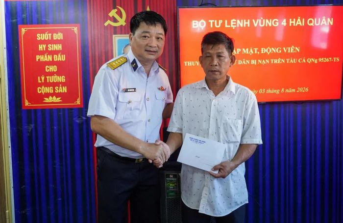 Đại tá Bùi Xuân Bình - Bí thư Đảng ủy, Chính ủy Vùng 4 Hải quân động viên ông Trần Văn Dân - thuyền trưởng tàu cá gặp nạn.