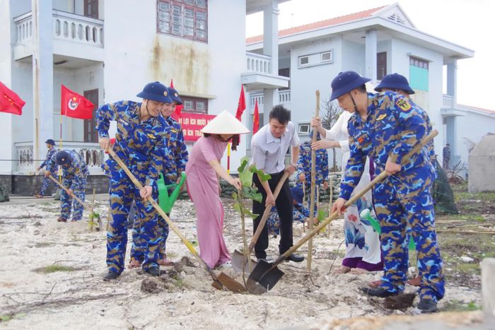 Cán bộ, chiến sĩ chăm sóc cây xanh trên quần đảo Trường Sa.