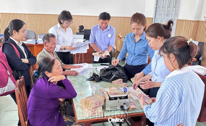 Ban Quản lý dự án xã Phước Hữu chi trả tiền bồi thường, hỗ trợ cho các hộ gia đình, cá nhân.