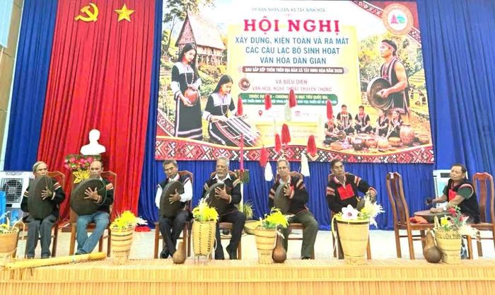 Các thành viên Câu lạc bộ "Sinh hoạt văn hóa dân gian" dân tộc Ê đê thôn Suối Sim biểu diễn cồng chiêng.