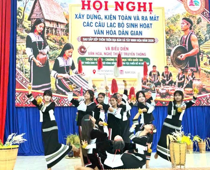 Một tiết mục múa của người Raglai tại hội nghị.