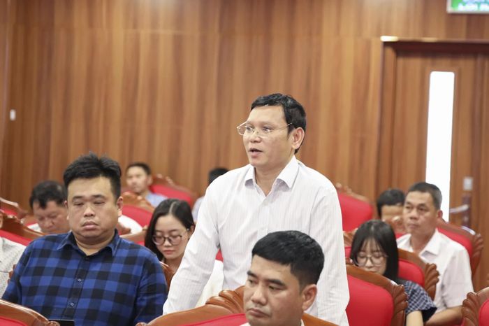 Đại diện nhà đầu tư Khu Công nghiệp Ninh Xuân phát biểu tại cuộc họp.