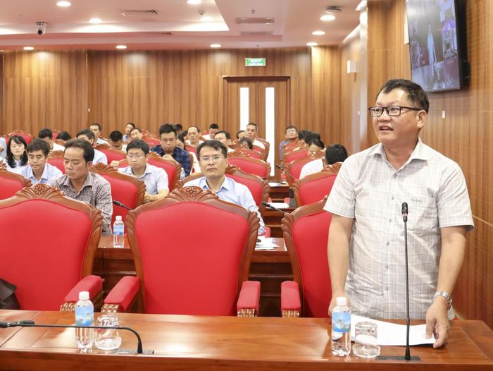 Lãnh đạo UBND phường Đông Ninh Hòa báo cáo tại cuộc họp.