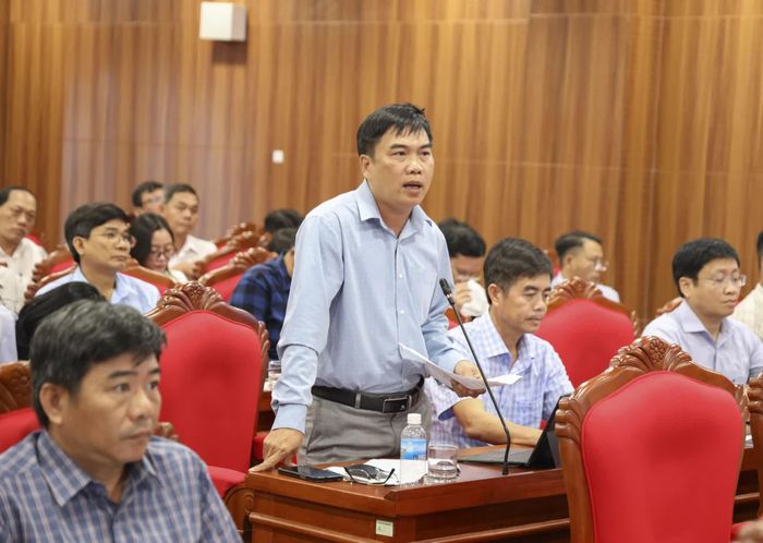 Đại diện Ban Quản lý Dự án Đầu tư xây dựng tỉnh phát biểu tại cuộc họp.