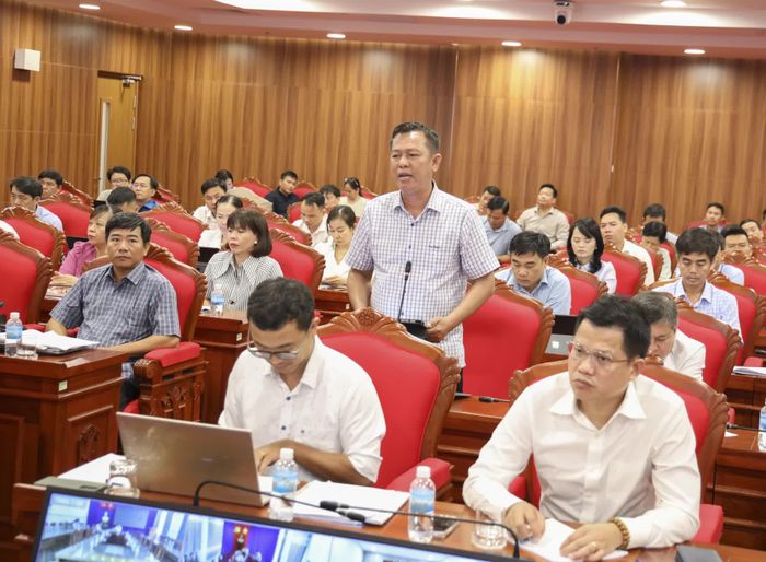 Lãnh đạo Trung tâm Phát triển quỹ đất tỉnh báo cáo tại cuộc họp.