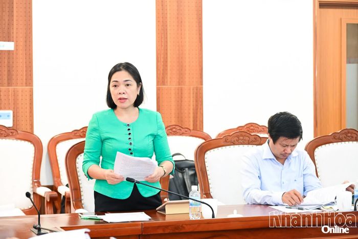 Đồng chí Trần Thu Mai phát biểu tại cuộc họp.