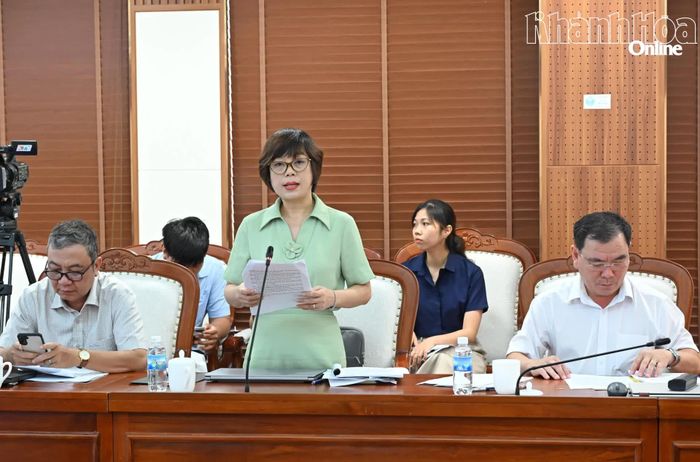 Lãnh đạo Sở Tư pháp báo cáo tại cuộc họp.