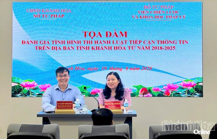 Chủ trì buổi tọa đàm.