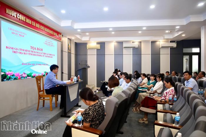 Quang cảnh buổi tọa đàm.