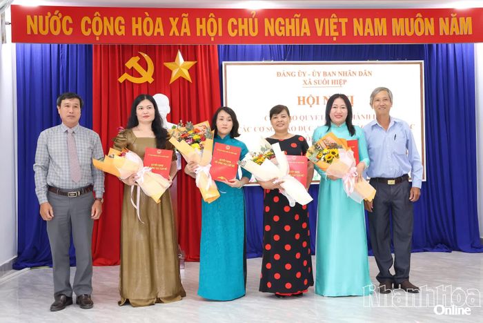 Trao quyết định bổ nhiệm Hiệu trưởng, Phó Hiệu trưởng Trường Mầm non Bình Lộc. 