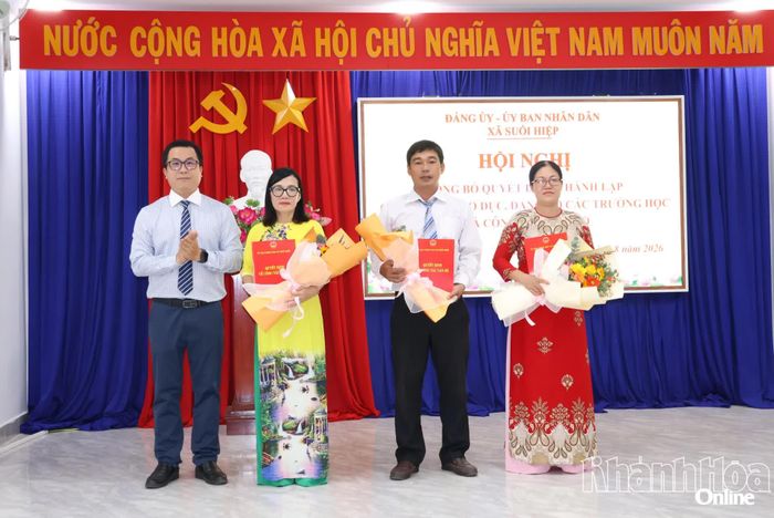 Trao quyết định bổ nhiệm Hiệu trưởng, Phó Hiệu trưởng Trường Tiểu học và THCS Suối Tiên.