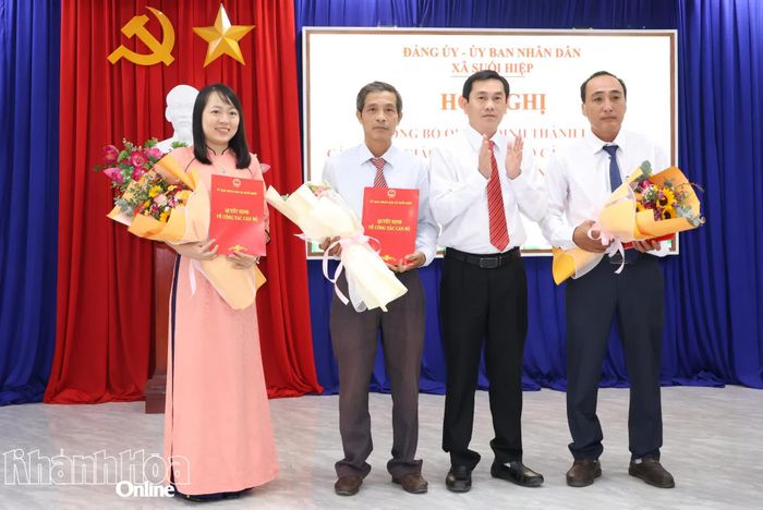 Trao quyết định bổ nhiệm Hiệu trưởng, Phó Hiệu trưởng Trường Tiểu học Suối Hiệp.
