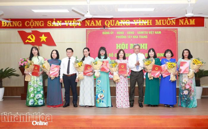 Lãnh đạo phường Tây Nha Trang trao quyết định thành lập Trường Mầm non Tây Nha Trang cùng quyết định bổ nhiệm Hiệu trưởng, Phó Hiệu trưởng của trường.