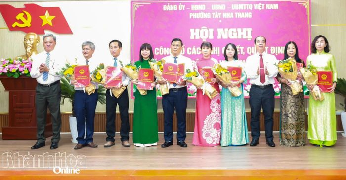 Lãnh đạo phường Tây Nha Trang trao quyết định thành lập Trường Tiểu học Tây Nha Trang và quyết định bổ nhiệm Hiệu trưởng, Phó Hiệu trưởng của trường.