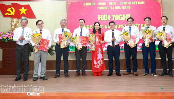 Lãnh đạo phường Tây Nha Trang trao quyết định thành lập Trường THCS Tây Nha Trang và quyết định bổ nhiệm Hiệu trưởng, Phó Hiệu trưởng của trường.