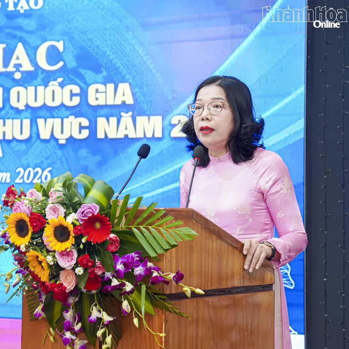 Lãnh đạo Trường THPT Chuyên Lê Quý Đôn - Nam Nha Trang phát biểu tham luận.