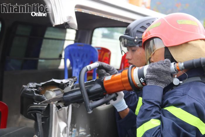 Banh cắt thủy lực được các chiến sĩ sử dụng để phá cửa phương tiện, giải cứu nạn nhân.