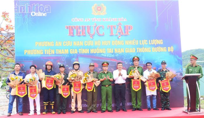 Ban tổ chức trao cờ lưu niệm cho các lực lượng tham gia cuộc thực tập.