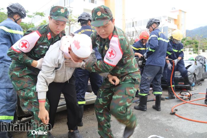 Bác sĩ quân y khẩn trương đưa một nạn nhân ra khỏi hiện trường bị nạn.