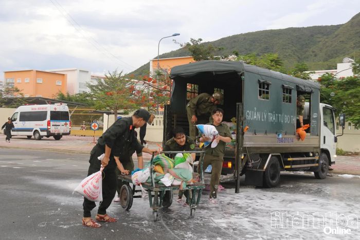 Lực lượng chức năng sử dụng bao tải cát, lập đê bao vây dầu loang chảy ra từ xe bồn.